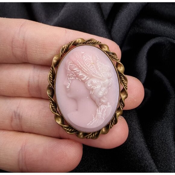 Antique Cameo Brooch Pin Pink & Gold-Tone Oval Design Elegant - Picture 5 of 5